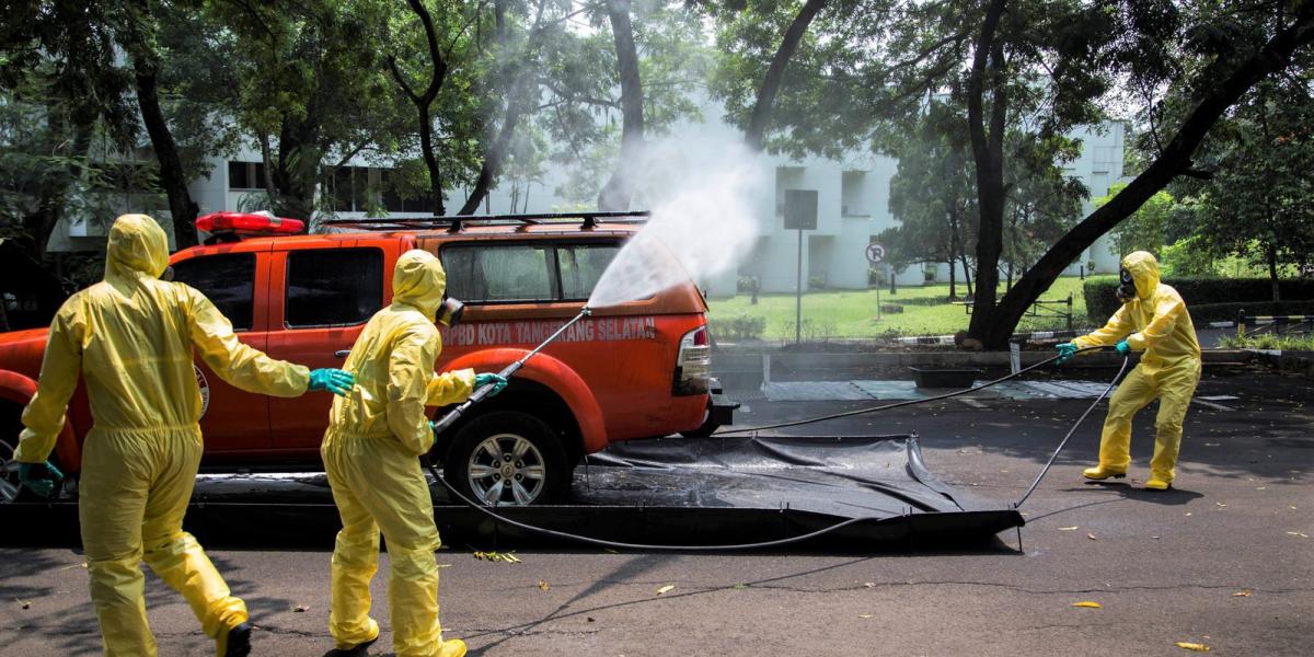 Szimuláció - A sterilizálást, az áldozatgondozást, a karantént modellezi Fotó: AFP/Donal Husni