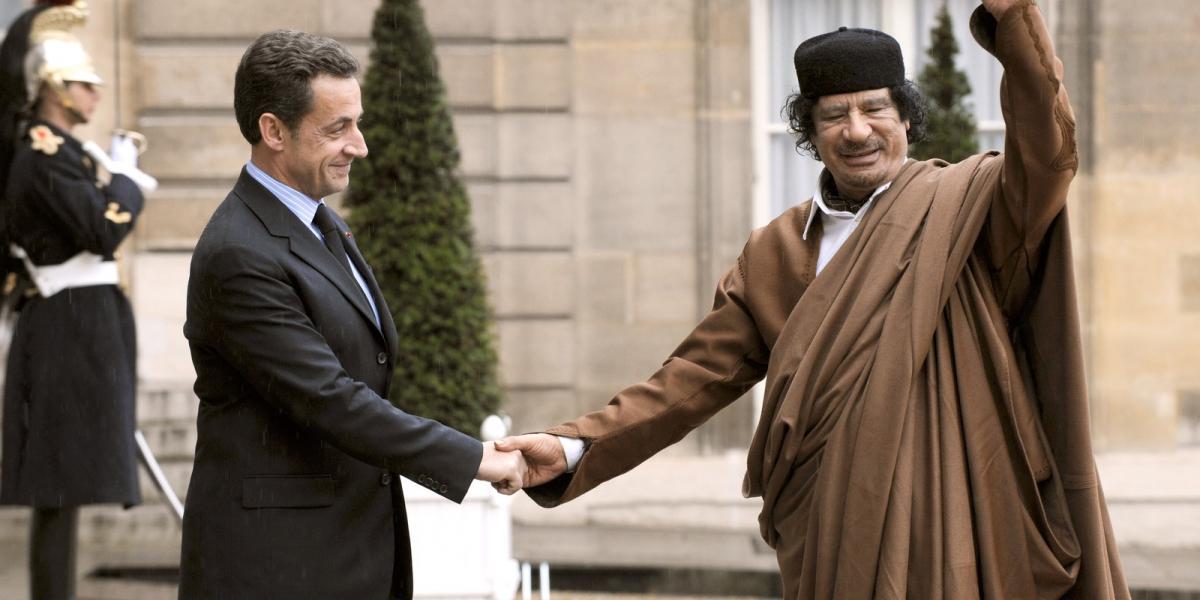  2007. december 10-én készült fényképen a líbiai vezető, Moamer Kadhafi érkezik Párizsba, az Elysee palotába, ahol Nicolas Sarko