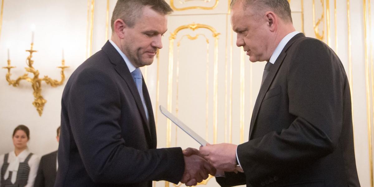 Peter Pellegrini (balra) átveszi kormányalakításról szóló megbízását Andrej Kiskától (jobbra), 2018. március 15. Fotó: VLADIMIR 