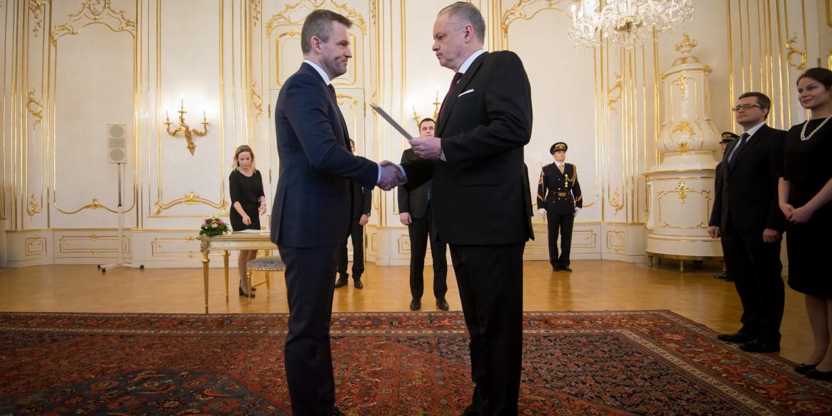 Andrej Kiska (jobbra) kinevezi Peter Pellegirinit (balra). Fotó: VLADIMIR SIMICEK / AFP