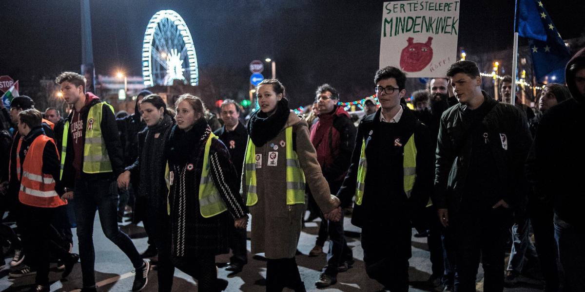 FELVONULÓK - Sok diákot is megbüntettek az őket igazoltató rendőrök, de a sajtómunkások is sorra kapják a csekkeket FOTÓ: MARKOS