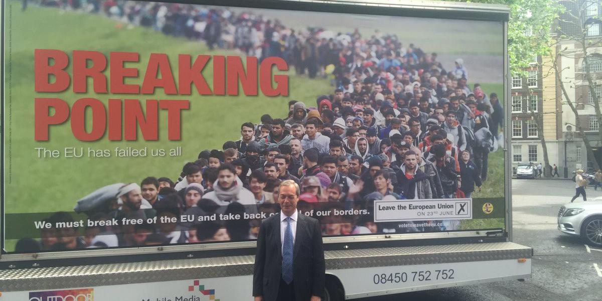 "Breaking Point" - az UKIP 2016-os plakátja, előtérben Nigel Farage, a párt volt vezetője. Kép: Twitter / Nigel Farage