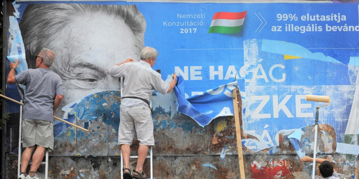 NEM MAGYAROK, HANEM A SÁTÁN (SOROS) BÉRENCEI - Néhányan épp lekaparják a gyűlölet plakátjait  
FOTÓ: TÓTH GERGŐ