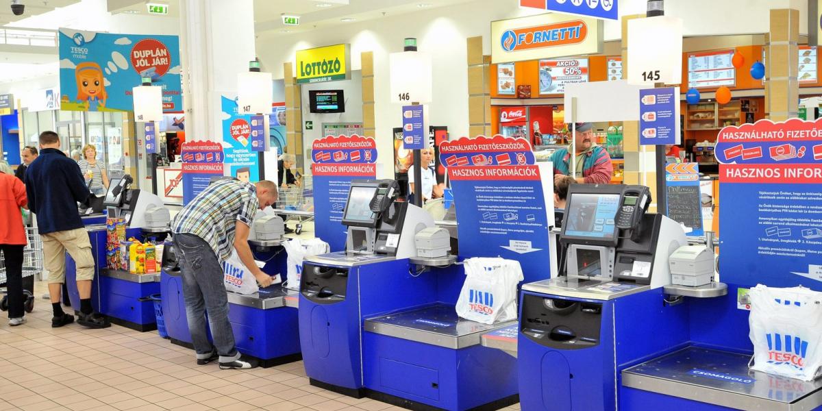 Az önkiszolgáló pénztárakat nemsokára követik az eladó nélküli boltok is - Fotó: MTI/Máthé Zoltán