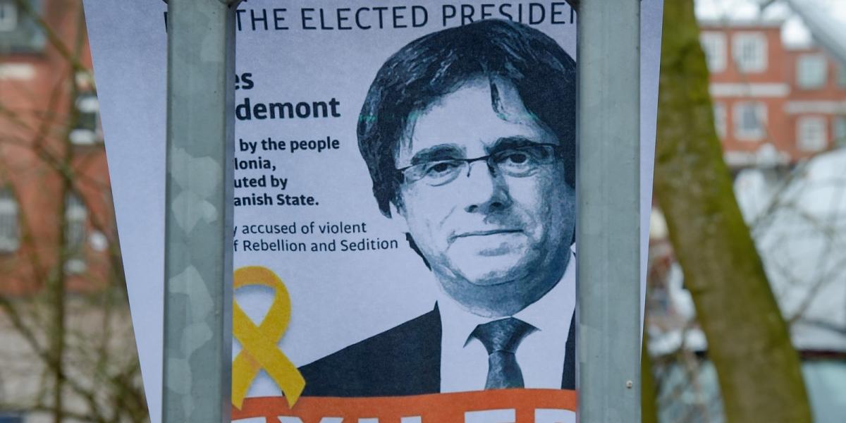 Carles Puigdemont képe annak a neumuensteri börtönnek a kerítésén, ahol a katalán politikust fogva tartják. Fotó: Axel Heimken /