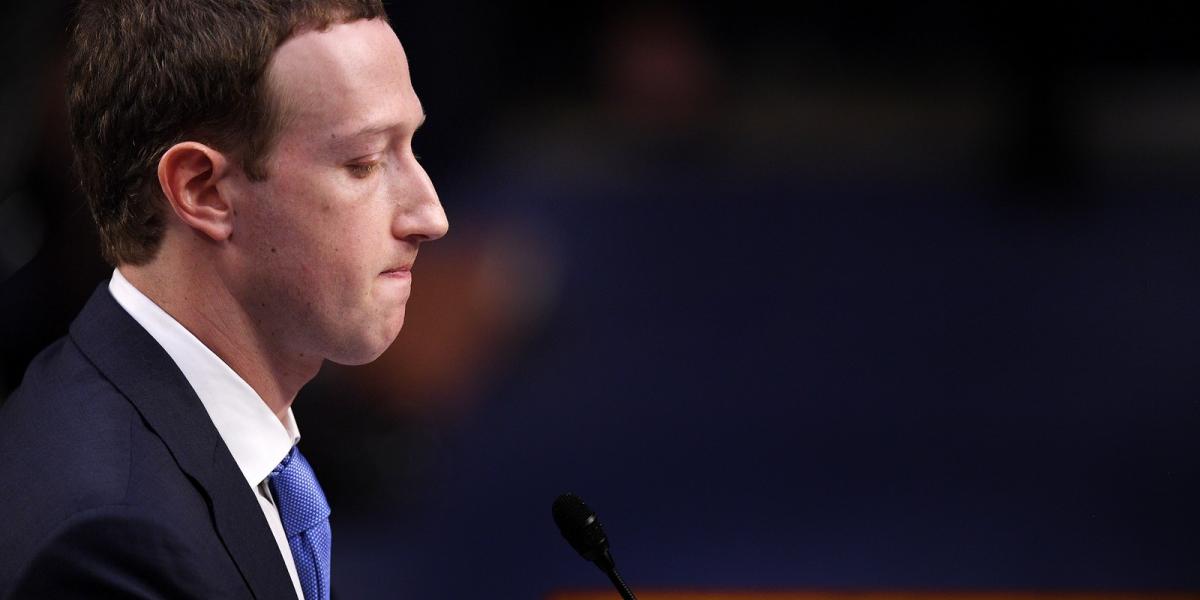 Mark Zuckerberg a kongresszusi meghallgatáson. Fotó: JIM WATSON / AFP