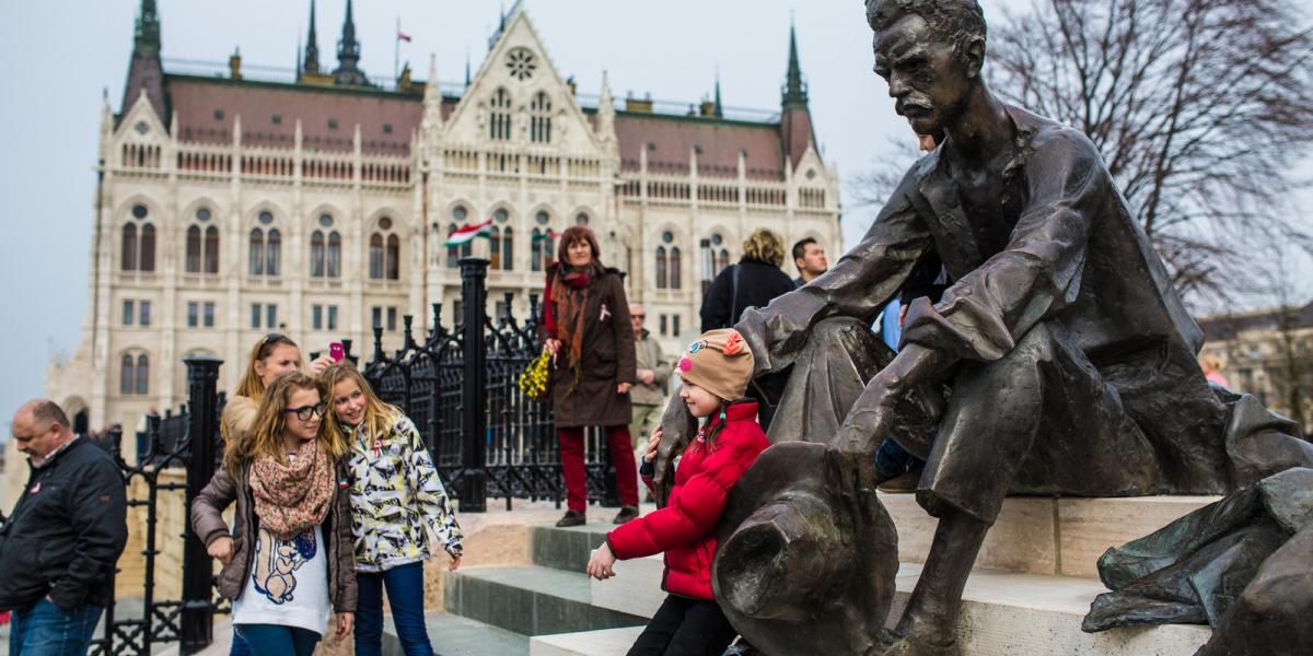 József Attila szobra a Kossuth téren. Fotó: Kállai Márton