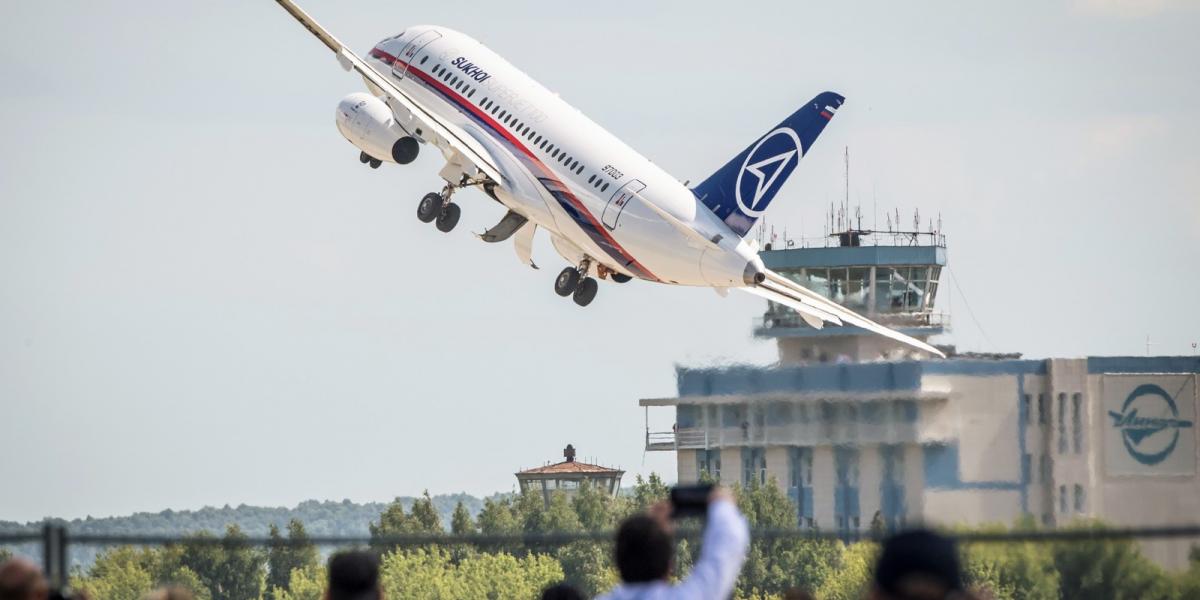 A Superjet 100 a 2017-es MAKS-légiparádén, Moszkvától 40 kilométerre Fotó: AFP/Mladen Antonov