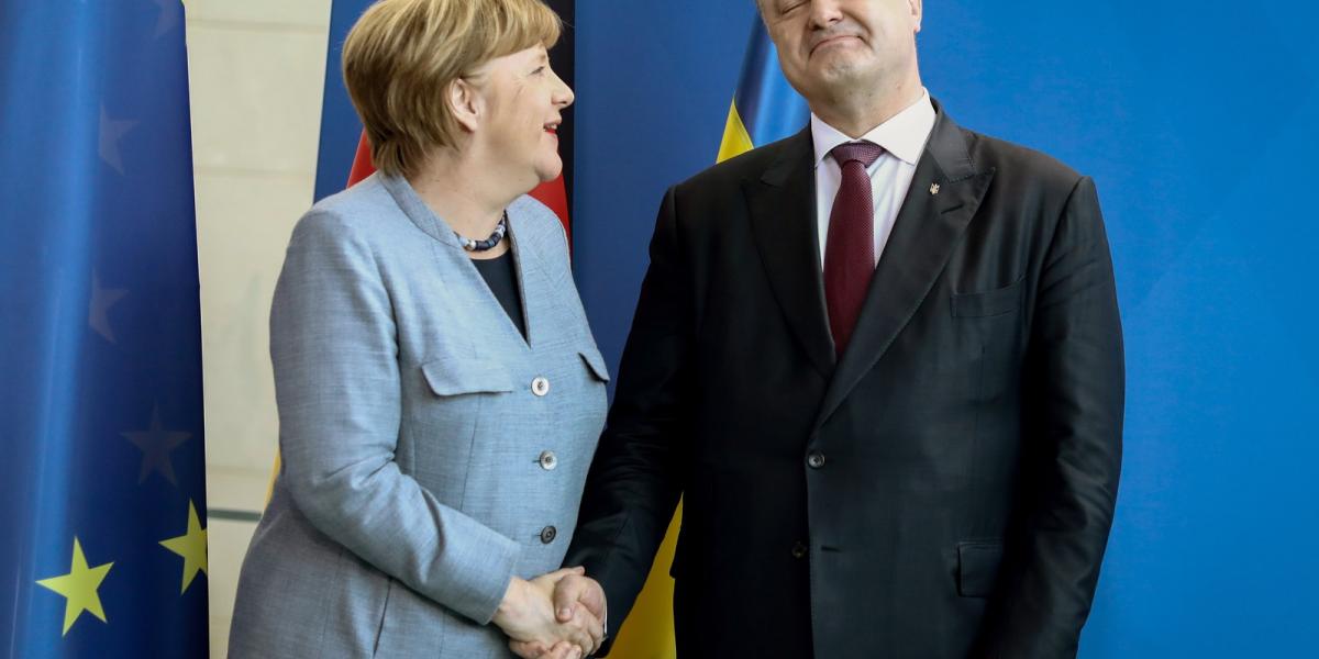 Porosenko elnök elégedettnek látszott Merkel közlései után Fotó: AFP/Kay Nietfeld/DPA