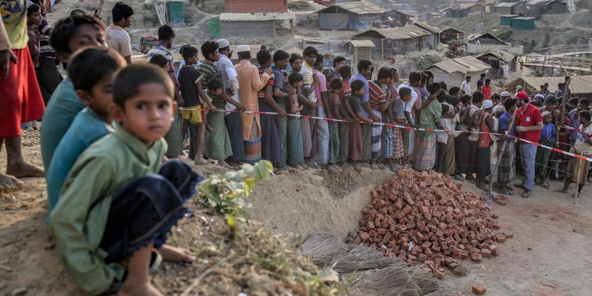 Ételosztásra váró rohingya menekültek a bangladesi Kutupalong táborban Fotó: AFP