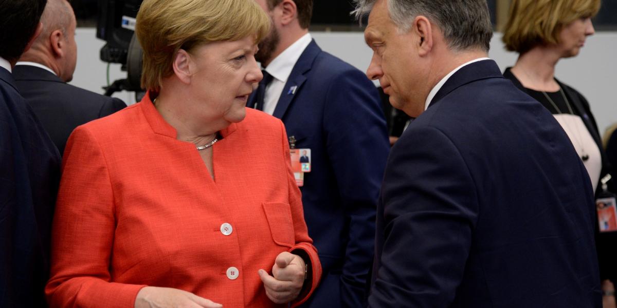 Angela Merkel német kancellár és a magyar miniszterelnök, Orbán Viktor a NATO  csúcstalálkozóján a NATO központjában, Brüsszelbe