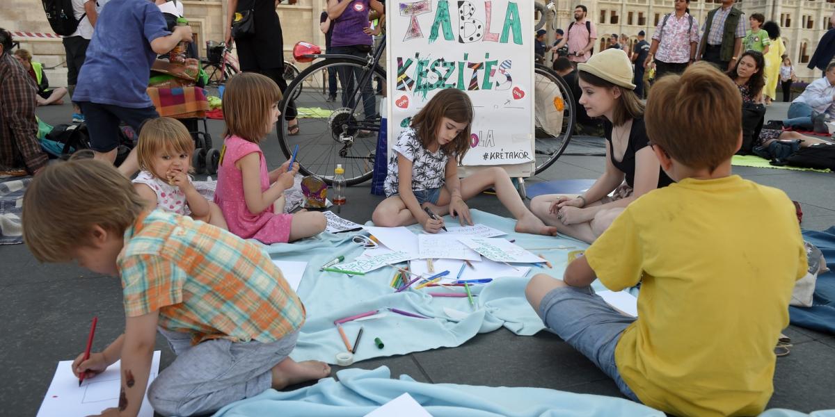 A Hősök vétója II - Civilek az országért, az ország a civilekért címmel demonstráltak tavaly májusban a Kossuth téren, tiltakozv