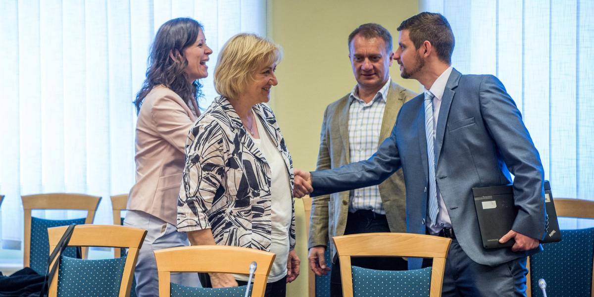 Szél Bernadett, a Lehet Más a Politika (LMP) társelnöke, Schmuck Erzsébet, az LMP megválasztott parlamenti képviselője, Varjú Lá