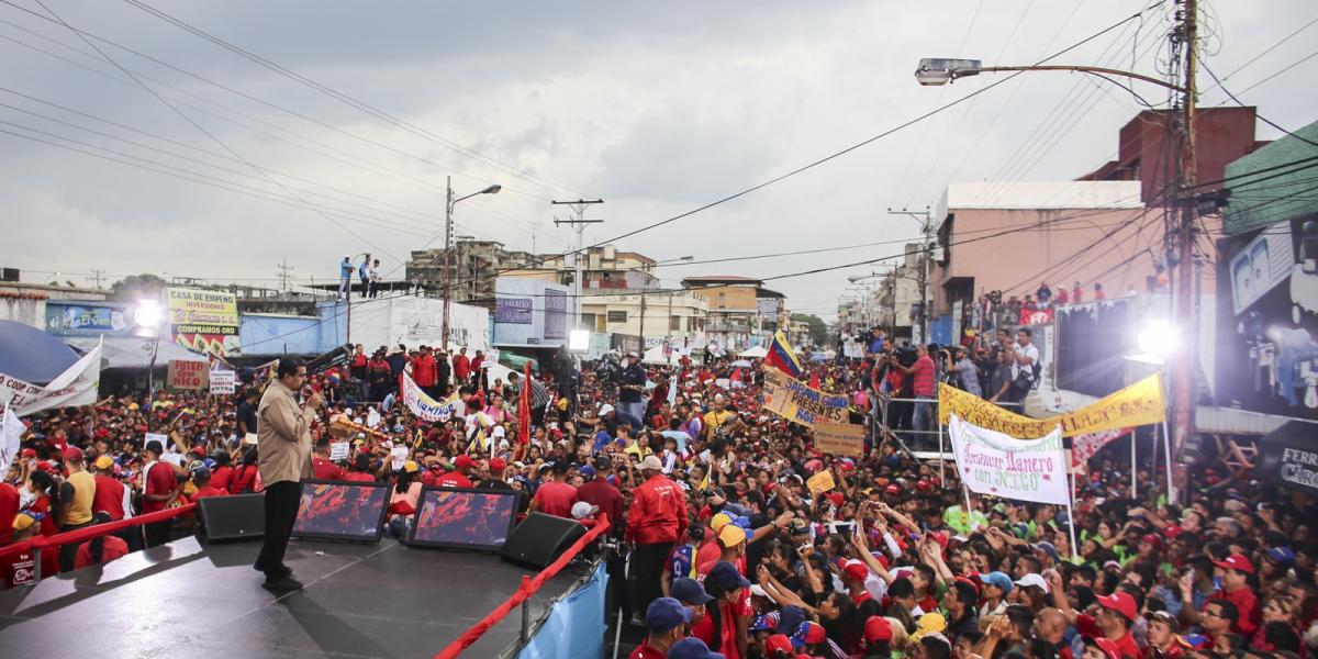  Nicolas Maduro támogatói körében április 23-án, Barinasban, Venezuelában  - AFP fotó