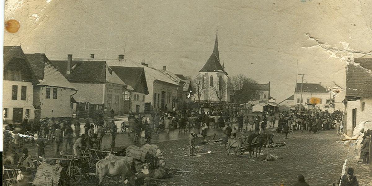 A RÉGI BÁNFFYHUNYAD - A fotográfus a heti vásárt örökítette meg. Akkor még
sok zsidó kereskedo árult itt 