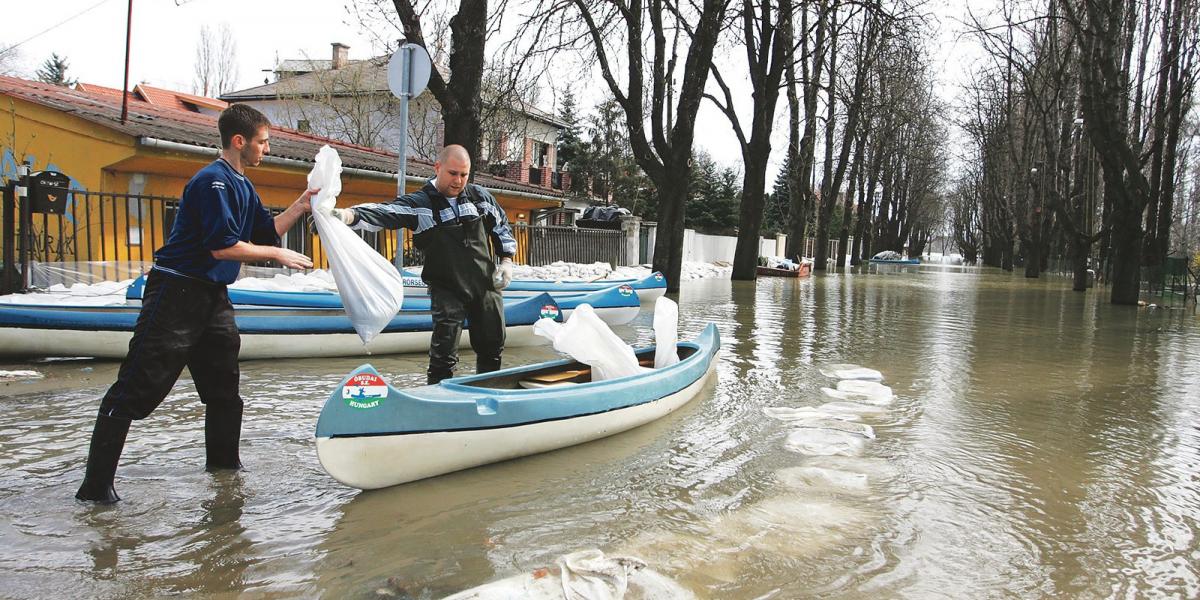 Ez az árvíz azért volt különleges, mert viszonylag ritka, hogy egyszerre induljon
el árhullám a Dunán és a Tiszán, valamint mel