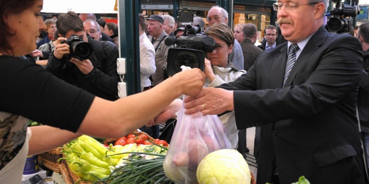 Fazekas Sándor szívesebben járt avatásokra, mint a gazdák közé. FOTÓ: Népszava