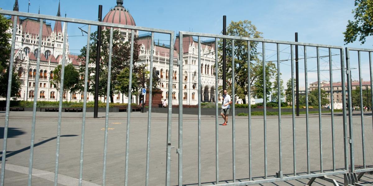 Nem lehet teljesen elkordonozni a Kossuth teret. FOTÓ: Tóth Gergő