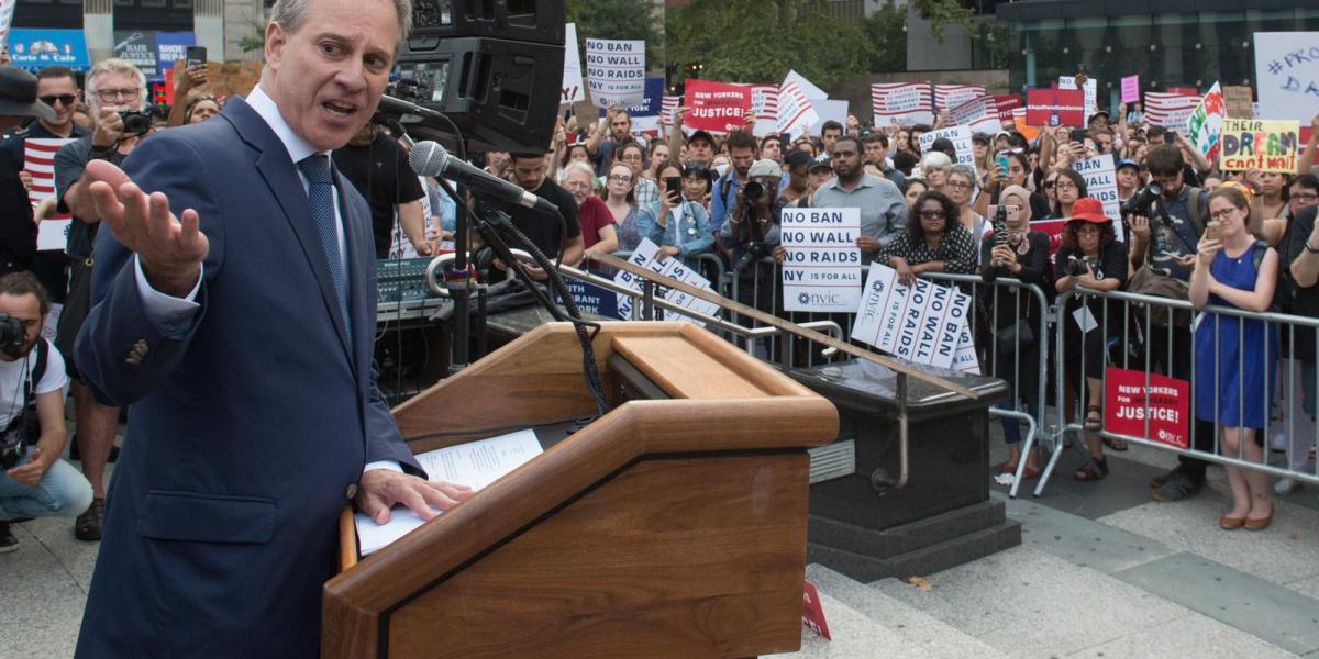 Eric Schneiderman egy 2017-es tüntetésen. Fotó: Bryan R. Smith / AFP