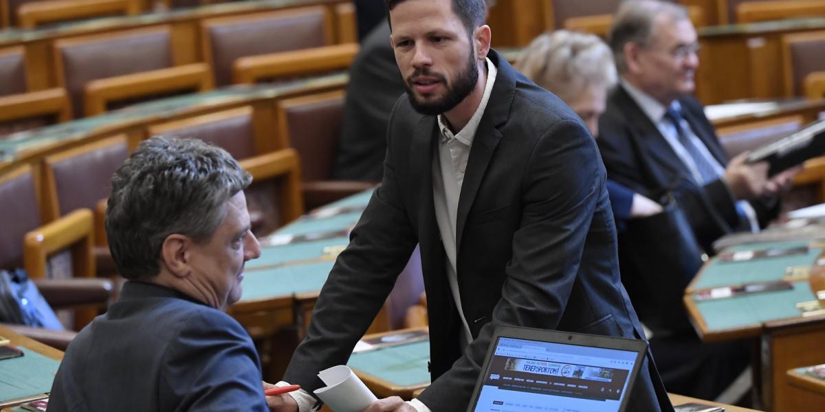 Tordai Bence, a Párbeszéd (j) és Gréczy Zsolt, a Demokratikus Koalíció képviselője az Országgyűlés plenáris ülésén az Országházb