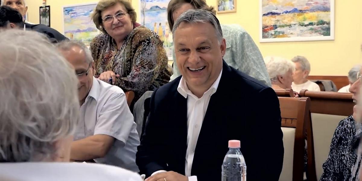 Orbán Viktor a hálás idősek körében  Forrás: Facebook/Orbán Viktor