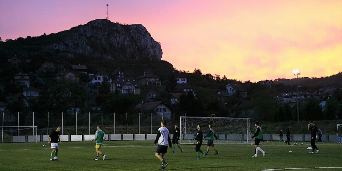 Budaörsi focipálya, sötétedés előtt. Képünk illusztráció Fotó: Kállai Márton