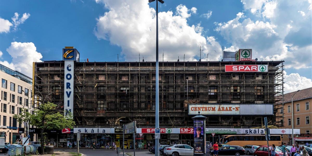 A Corvin áruház épülete a bádogborítás elbontása után a fővárosi Blaha Lujza téren 2018. május 28-án. MTI Fotó: Szigetváry Zsolt