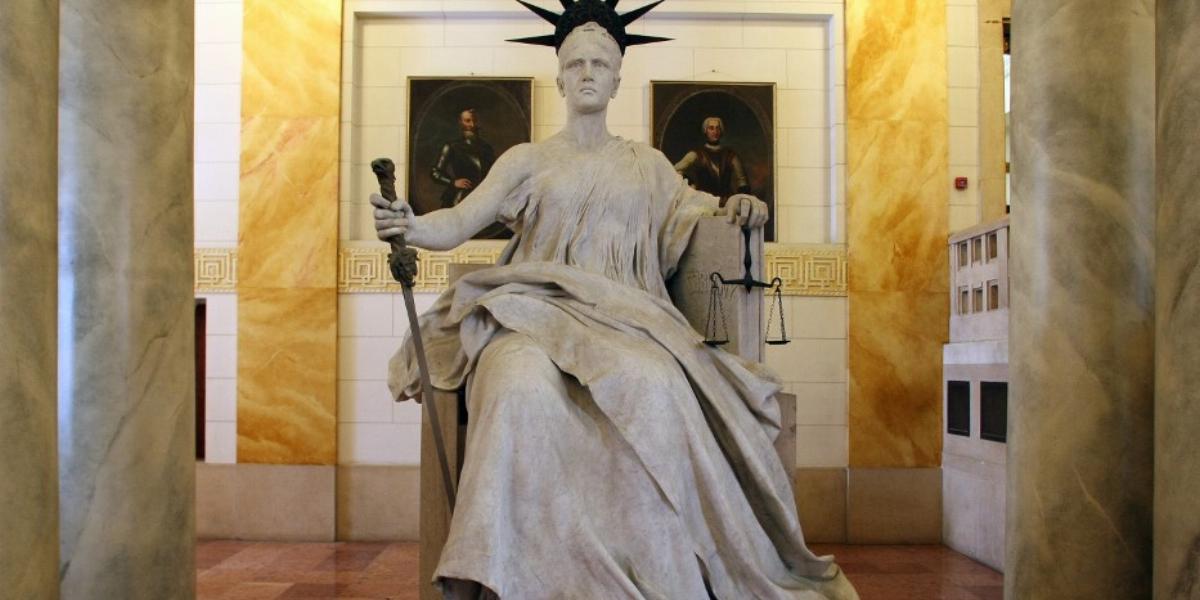 Justitia szobra a Kúria épületében – Népszava fotó