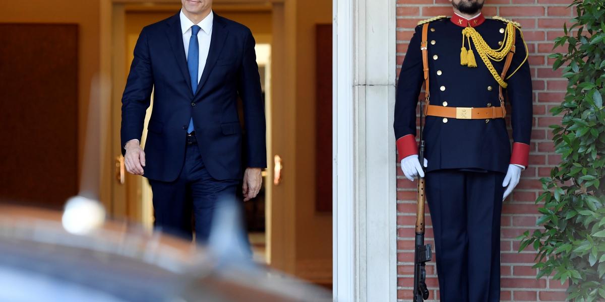 Pedro Sánchez, az új spanyol miniszterelnök (balra). Fotó: GABRIEL BOUYS / AFP