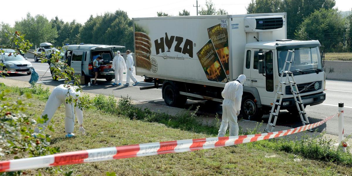 Helyszínelés a teherautónál, amelyben az áldozatok testét megtalálták. Fotó: ROLAND SCHLAGER / APA-PictureDesk / APA