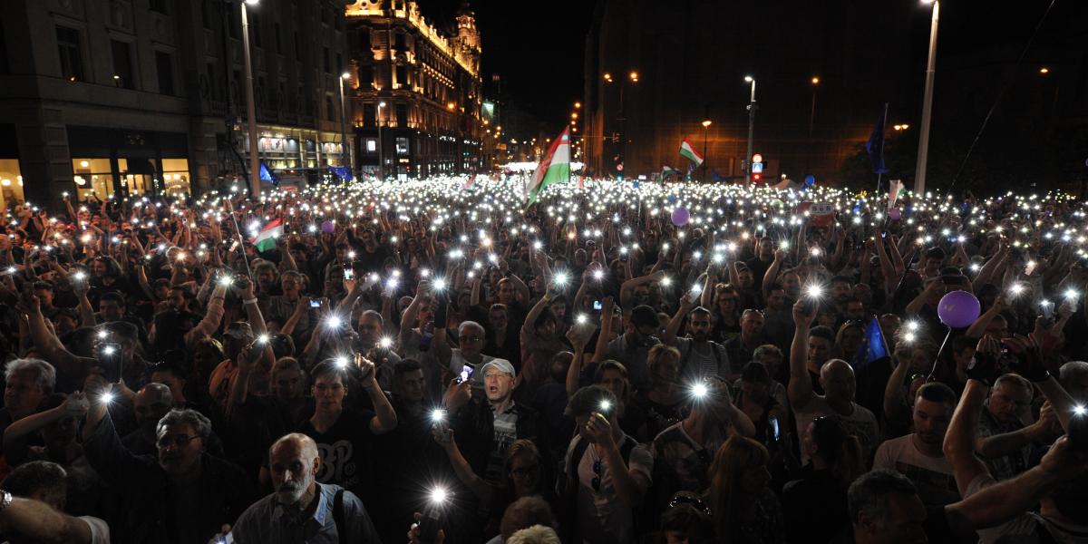 MOBILOK LÁMPAFÉNYE - Nem is emlékszik a hívó szóra, de ott van a százezer
ember között  FOTÓ: MOLNÁR ÁDÁM