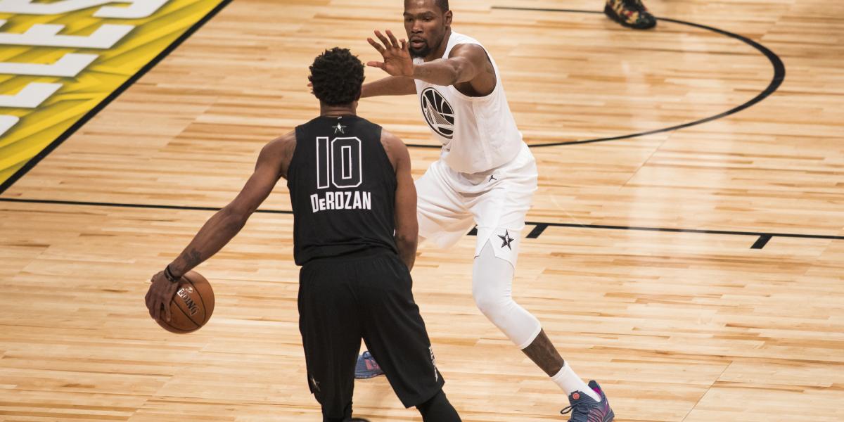 Ebben a szezonban is Kevin Durant (fehérben), a Golden State Warriors  erőcsatára lett a bajnokság legjobb játékosa. FOTÓ: AFP/P