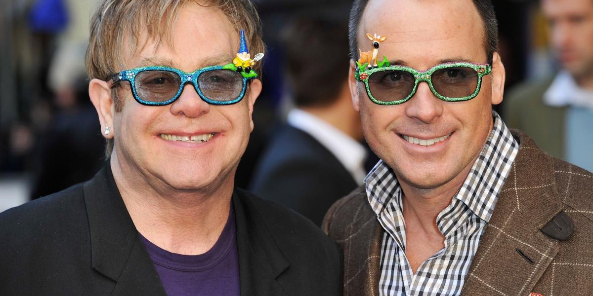 Elton John (b) és David Furnish húsz éve társak a magánéletben. Hisznek benne, hogy személyes példamutatásuk segített csökkenten