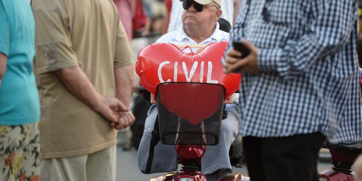 A tavalyi civil-demonstráció a Kossuth téren - FOTÓ: MOLNÁR ÁDÁM