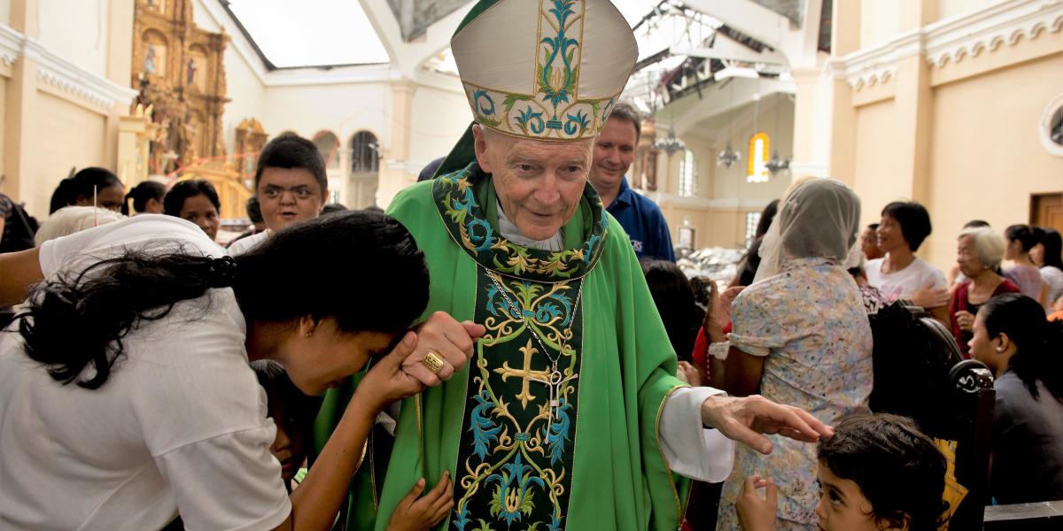 Theodor McCarrick, még 2013-ban. A korábbi érsek megáldotta egy tájfunban elpusztult fülöp-szigeteki templom híveit Fotó: Odd An