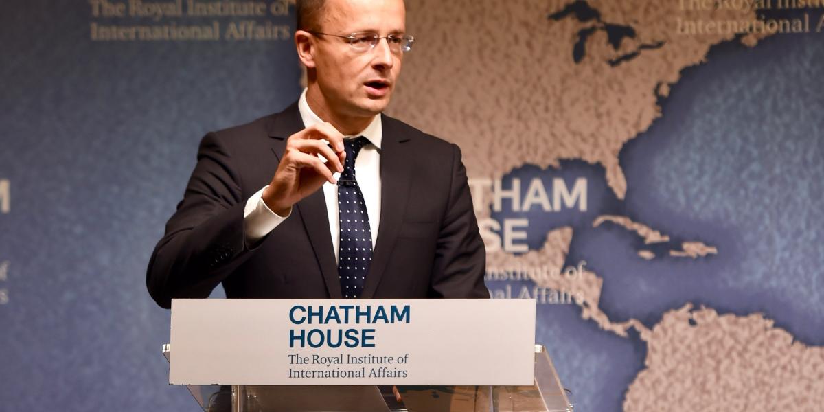 A Külgazdasági és Külügyminisztérium (KKM) által kiadott képen Szijjártó Péter előadást tart a londoni Chatham House-ban, 2018. 