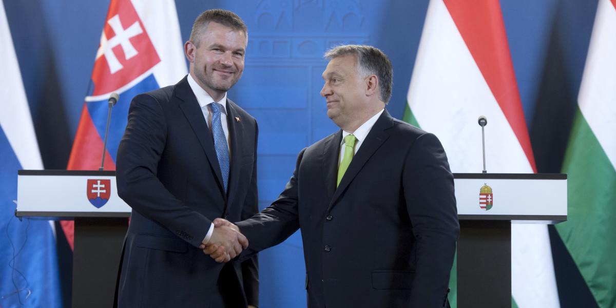 Orbán Viktor miniszterelnök és Peter Pellegrini szlovák kormányfő kezet fog a találkozójukat követően tartott sajtótájékoztató v