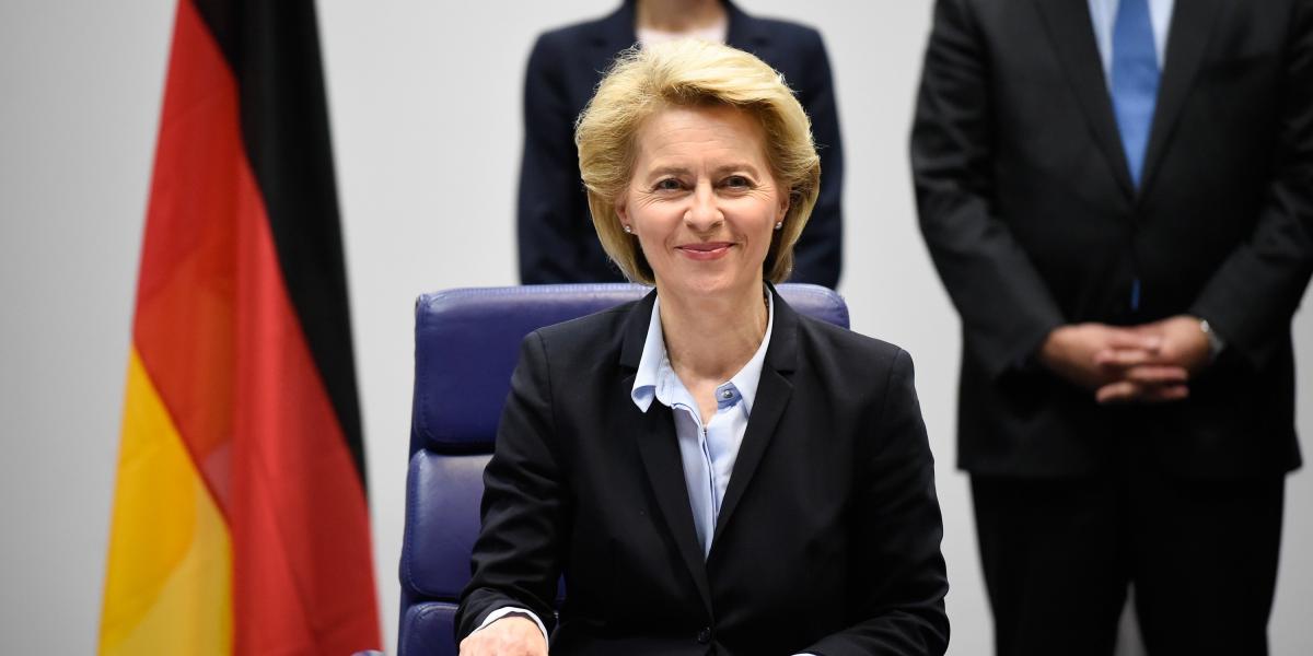 Védelmi miniszterek Luxemburgban az európai hadsereg szándéknyilatkozatának aláírásakor - a képen Ursula von der Leyen. Fotó: JO