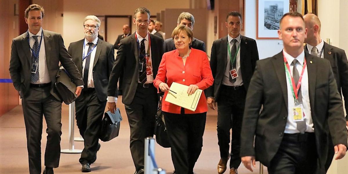 Angela Merkel kancellár az EU csúcs után sajtótájékoztatóra siet 2018. június 29-én Brüsszelben FOTÓ: LUDOVIC MARIN / AFP