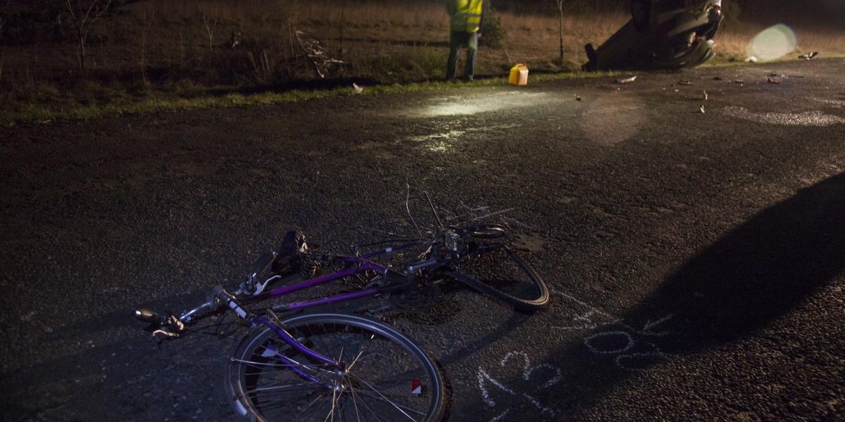 A baleset helyszíne a Zala megyei Cserszegtomajt Várvölgyel összekötő úton. Fotó: Varga György/MTI