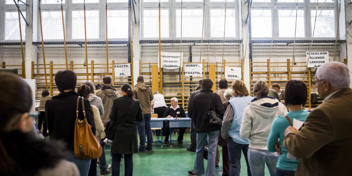 Szavazók sorban állnak az Óbudai Harrer Pál Általános Iskolában kialakított szavazókörben. Fotó: Mohai Balázs/MTI