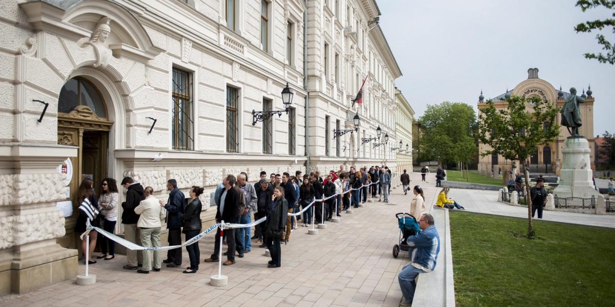 Akár egy órát is várakozhattak a szavazók a pécsi Kossuth téren a 47. számú szavazókör előtt. Fotó: Sóki Tamás/MTI