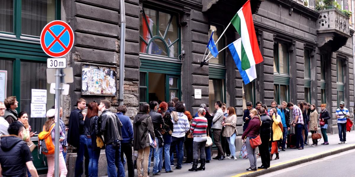 A fővárosban a Kertész és a Wesselényi utca sarkán lévő szavazókörben is nagyon sok átjelentkező állt sorba. Fotó: Tóth Gergő/Né