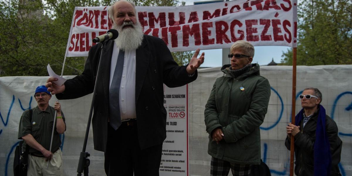 A hétfői kordonbontás előtt felszólalt Iványi Gábor lelkész, Kulka János színművész pedig Ungváry Krisztián történész üzenetét o