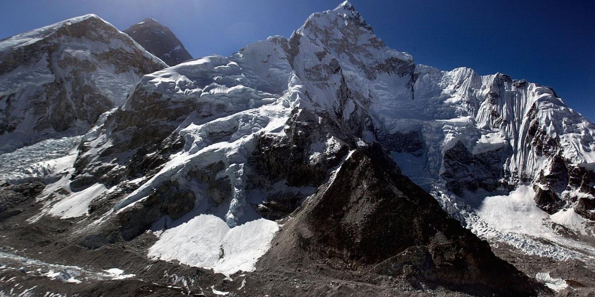 Előtérben a 8516 méter magas Lhoce (j). Balra a háttérben emelkedik a világ legmagasabb hegycsúcsa, a Mount Everest (k). Ennek a