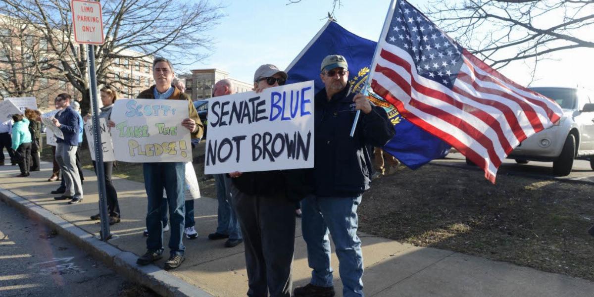 A teapárti Scott Brown szenátorjelöltsége ellen tiltakozók a New Hampshire-i Portsmouthban FOTÓ: EUROPRESS/GETTY IMAGES/DARREN M