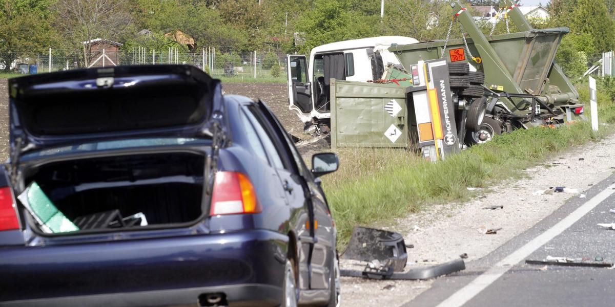 Összetört gépjárművek Tiszaújváros és Sajószöged közötti 35-ös úton, ahol kamionnal ütközött össze egy személyautó 2014. április