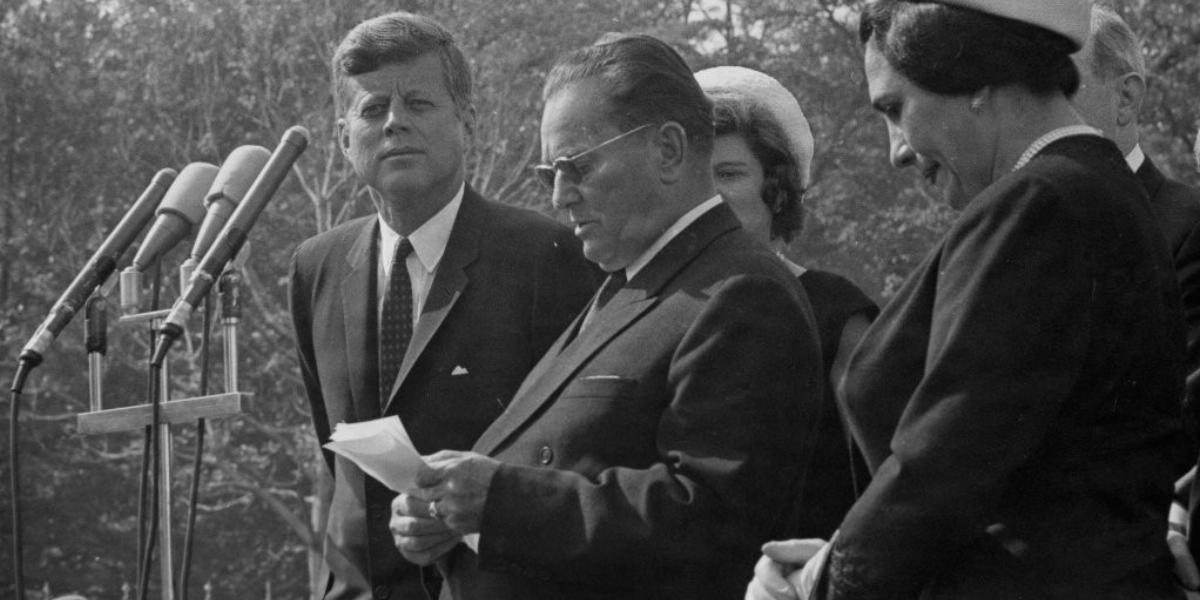 Archív felvétel 1963 októberéből: Titót John F. Kennedy volt amerikai elnök és Jovanka Broz fogja közre FOTÓ: EUROPRESS/GETTY IM