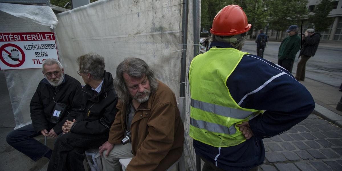 Bár a rendőrség az építési területről kikísérte a demonstráció résztvevőit, a tiltakozást folytatják FOTÓ: BIELIK ISTVÁN