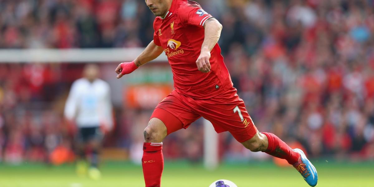 Luis Suarez akcióban a Tottenham ellen, 2014. március 30-án. Fotó: Alex Livesey/Getty Images.